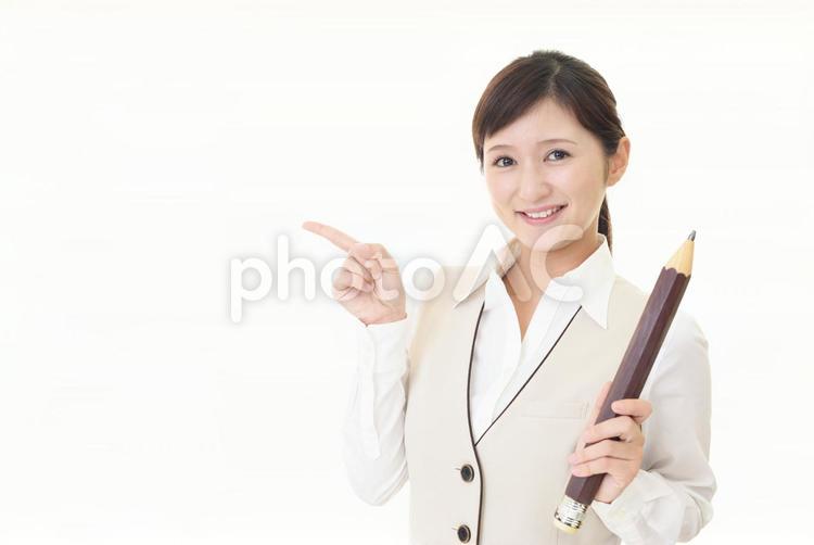 指示する笑顔のビジネスウーマン 女性,ビジネスウーマン,女の写真素材