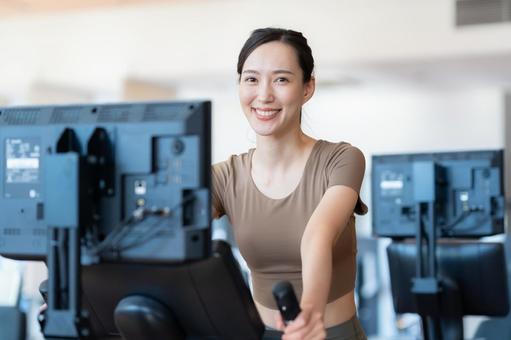 スポーツジムでトレーニングをする若い女性 スポーツジム,フィットネス,ダイエットの写真素材