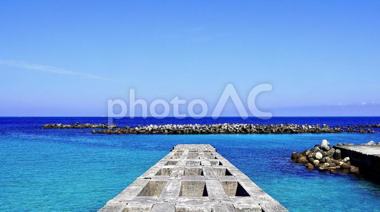東京都伊豆諸島新島の前浜海岸の桟橋跡 桟橋,前浜海岸,新島の写真素材