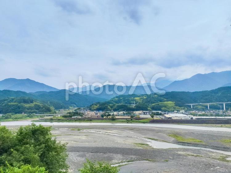 身延線車窓から　富士川と対岸の福士の町並 jr身延線,富士川,車窓風景の写真素材