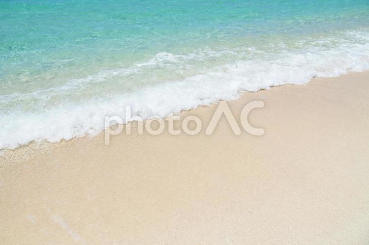白い砂浜に打ち寄せる綺麗な波 海,沖縄,自然の写真素材
