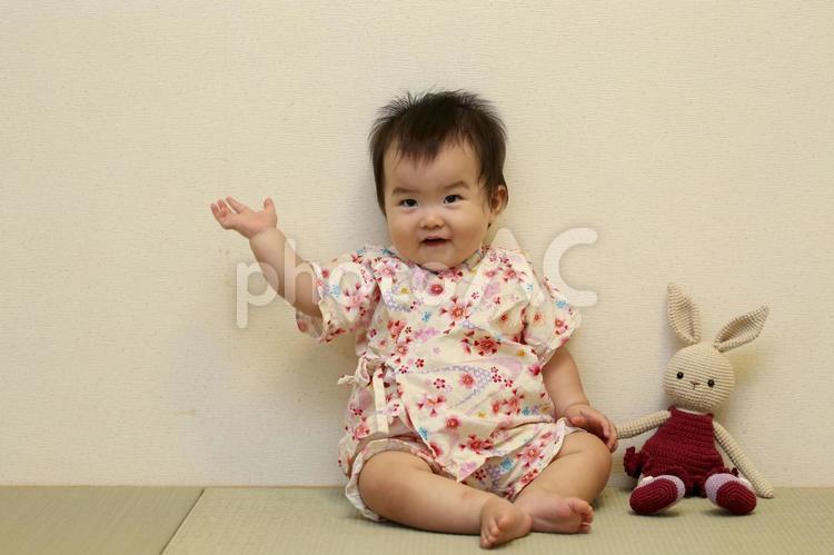 甚平を着て手を挙げる赤ちゃん 赤ちゃん,幼児,子供の写真素材