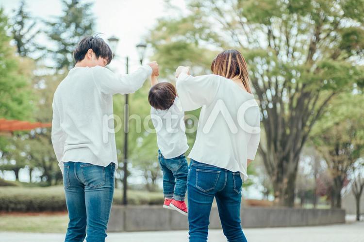 手を繋いで歩く家族（後ろ姿） 家族,夫婦,子供の写真素材