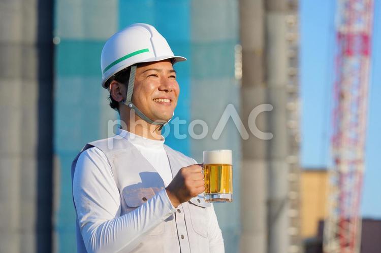 工事現場でビールを飲む作業服の男性 男性,日本人,アジア人の写真素材