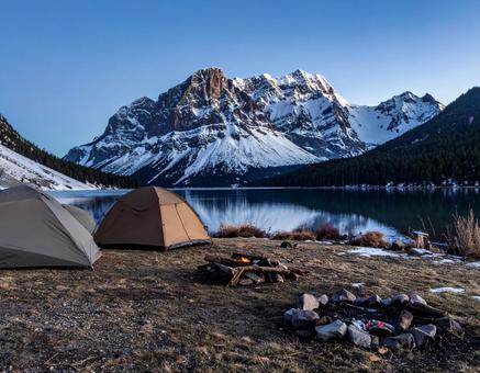 雪山が見える湖のほとり 雪山が見える湖のほとりの写真