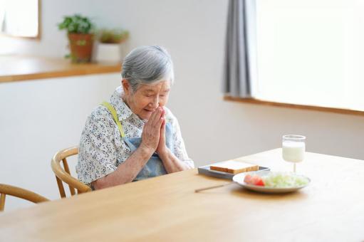 合掌している高齢女性 女性,いただきます,ポーズの写真素材