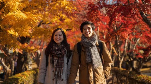 紅葉デートを楽しむカップル 紅葉デートを楽しむカップルの写真