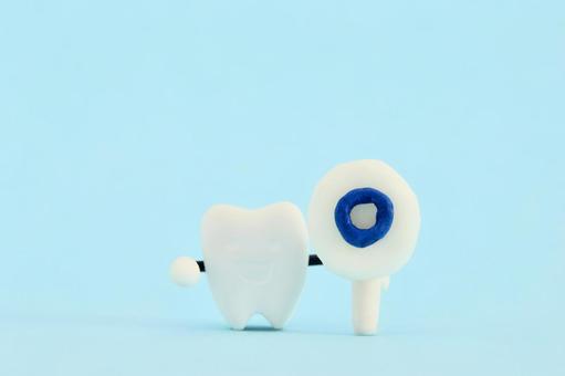マル印をもったミニチュアの歯 マル印をもったミニチュアの歯 歯,歯の健康,良い習慣の写真素材