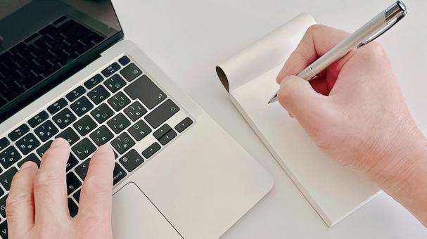 メモをとる男性の手元　検索　ビジネス 検索,人物,ビジネスの写真素材