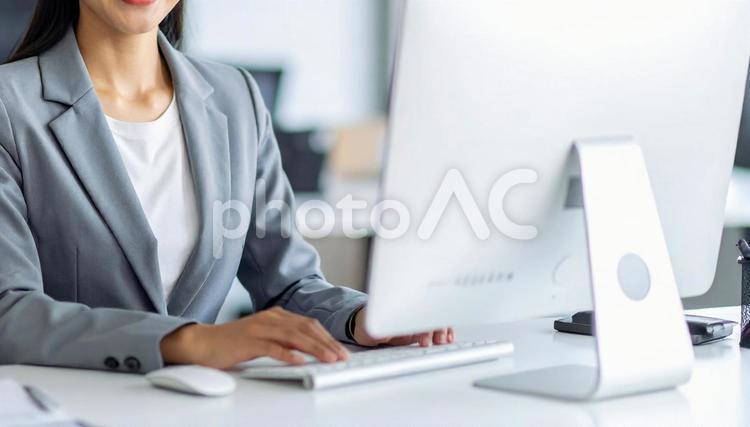 オフィスで仕事をする女性 再雇用,オフィスワーク,仕事の写真素材