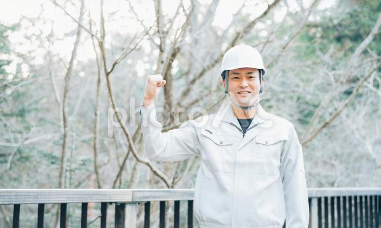林業・環境保護・工事現場にいる作業着の男性 林業,作業員,橋の写真素材