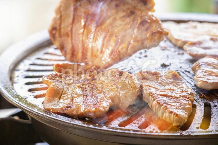 鉄のプレートで焼かれている牛タン  5585 焼肉,牛タン,焼いているの写真素材