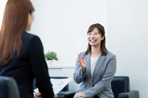 営業するビジネスウーマン 営業するビジネスウーマンの写真