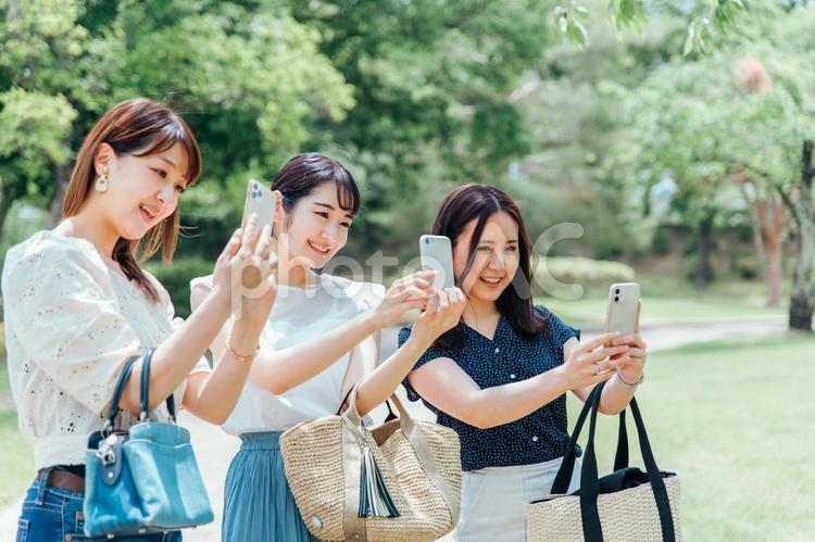 スマホを使う女性たち（アプリ・写真撮影） 旅行,観光,スマホの写真素材