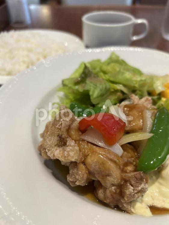ランチ　唐揚げとライス③ 唐揚げ,鶏肉,タルタルソースの写真素材