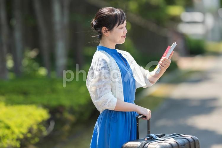 旅行を楽しみにする女性 旅行,観光,移動の写真素材