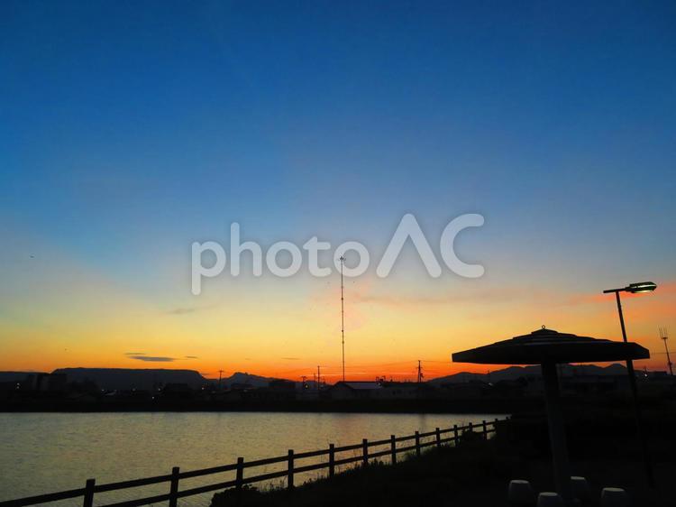 ７月下旬の野田池の朝焼け 背景,朝焼け,日の出の写真素材