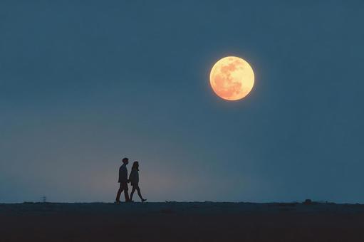 丘の上の二人と美しい月 丘の上の二人と美しい月の写真