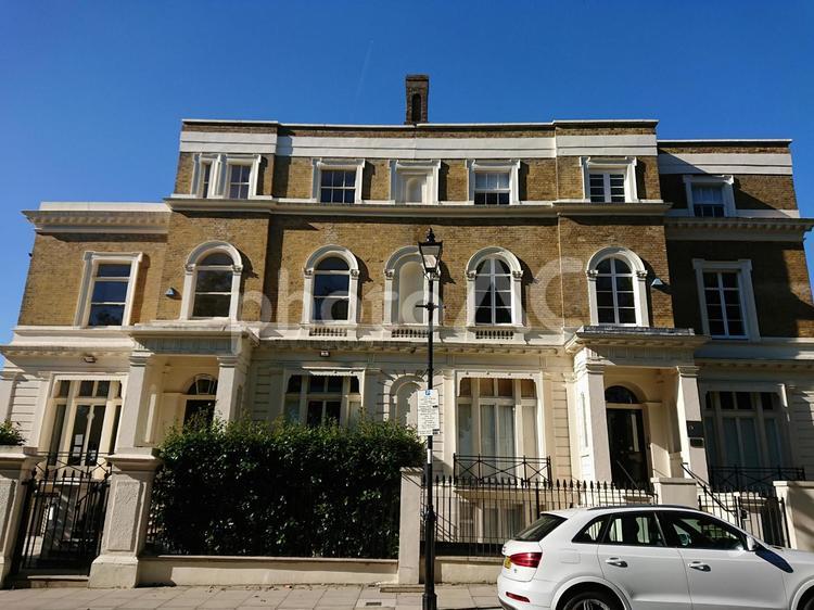朝日を浴びるイギリスの素敵な住宅 外国,秋,イギリスの写真素材