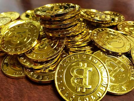 山盛りのビットコイン風ゴールドコイン 山盛りのビットコイン風ゴールドコイン ビットコイン,金貨,コインの写真素材