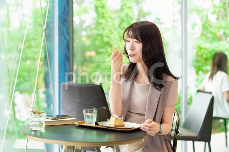 カフェでケーキを食べる女性 女性,カフェ,スイーツの写真素材