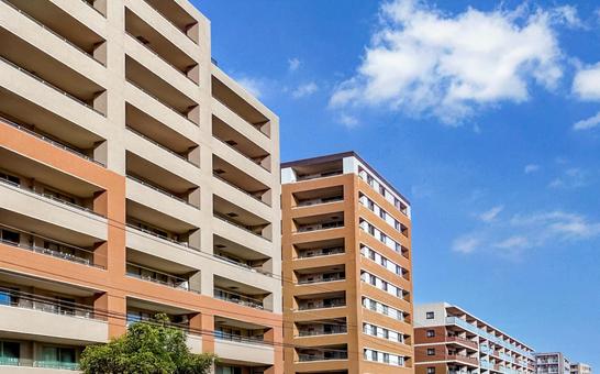 いくつも連なって建つカラフルなマンション いくつも連なって建つカラフルなマンション マンション,街並み,カラフルの写真素材