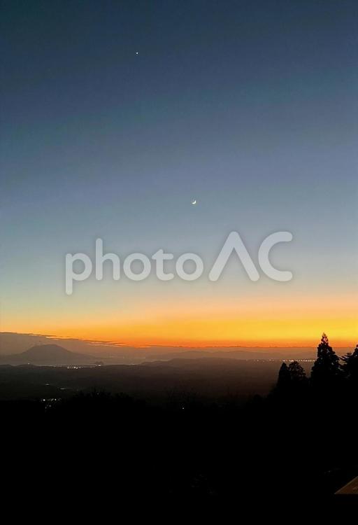 夕焼け空の星たち⭐︎ 夕焼け,夕空,月の写真素材