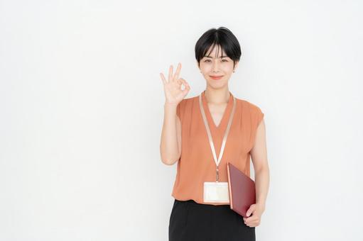 白バックの若いビジネスウーマン 白バックの若いビジネスウーマンの写真
