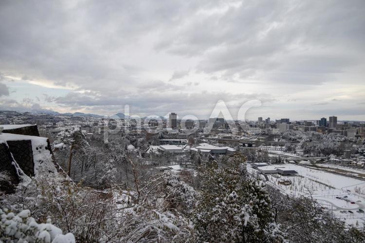 青葉城から見た仙台市内の雪景色 雪景色,冬,2月の写真素材
