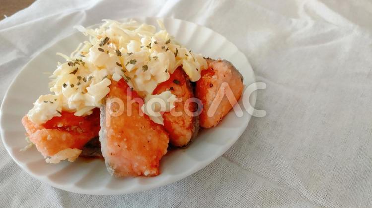 サーモンのタルタルソースがけ サーモン,鮭,タルタルの写真素材