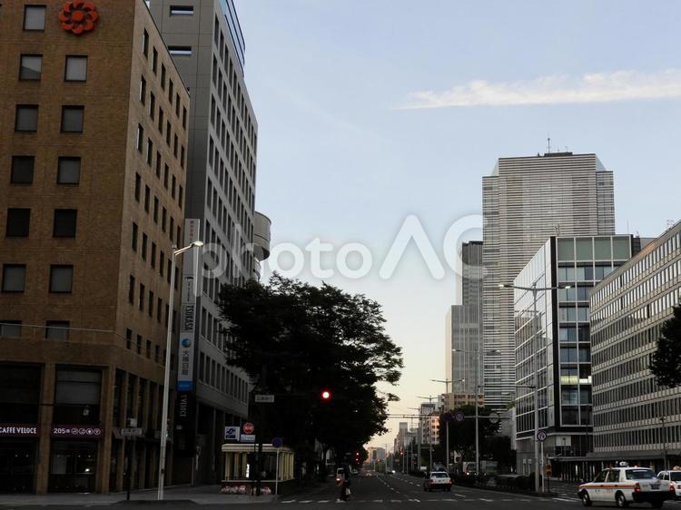 早朝の仙台市東二番丁広瀬通交差点 東二番丁通り,仙台市,広瀬通りの写真素材