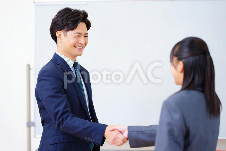握手する笑顔の塾講師と女子生徒 塾,人物,男性の写真素材