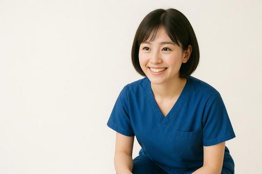 屈んで話を聞く看護師の写真
