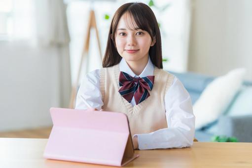 タブレットで勉強する女子高生 タブレットで勉強する女子高生 高校生,タブレット,笑顔の写真素材