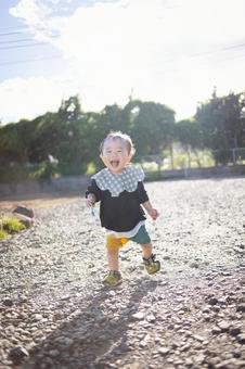 走る男の子 走る男の子の写真