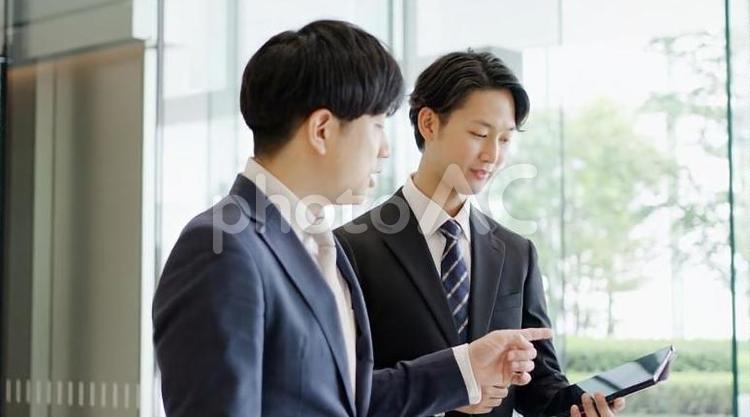 歩きながら指示をするビジネスマン ビジネスマン,男性,指示の写真素材