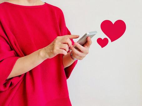 マッチングアプリで婚活中の女性 マッチングアプリで婚活中の女性 スマホ,ハート,女性の写真素材