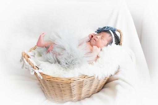生後1か月の小さな赤ちゃん 生後1か月の小さな赤ちゃん 赤ちゃん,子供,泣くの写真素材