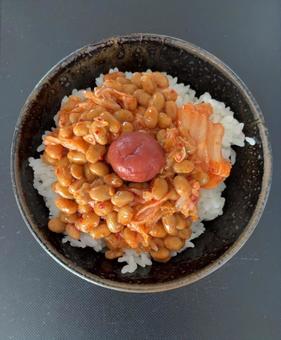 あきたこまちご飯にキムチ納豆としそ梅 あきたこまちご飯にキムチ納豆としそ梅 茶碗飯,あきたこまち,ご飯の写真素材