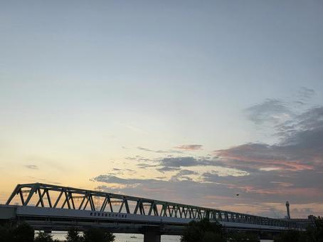 朝焼けと陸橋 朝焼けと陸橋 空,自然,天気の写真素材