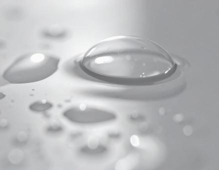 丸い水滴の表面の上に浮かぶ半透明の泡 3 丸い水滴の表面の上に浮かぶ半透明の泡 3の写真