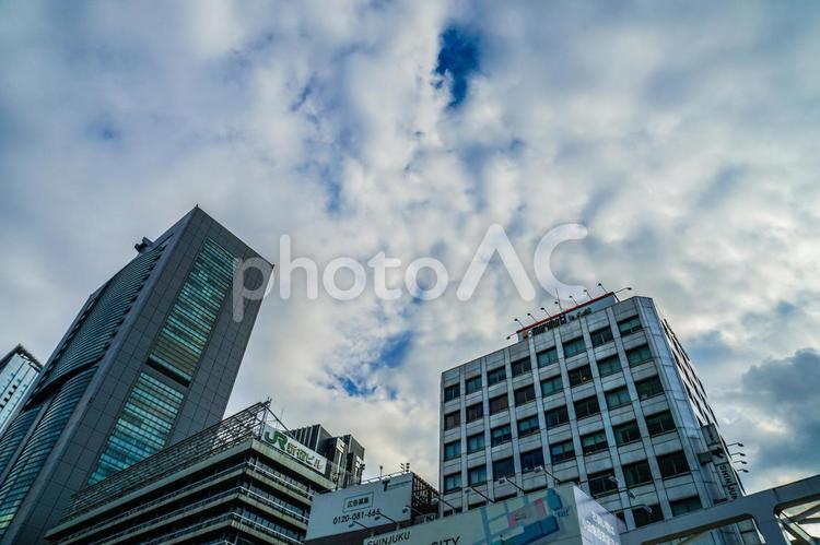新宿の街並みと秋晴れの空 夕景,新宿,新宿駅の写真素材