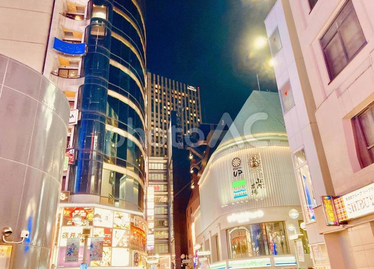 夜のサイバーパンクな渋谷の街角 夜,夜景,ライトアップの写真素材