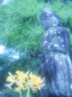 石仏と黄色い彼岸花 石仏と黄色い彼岸花の写真