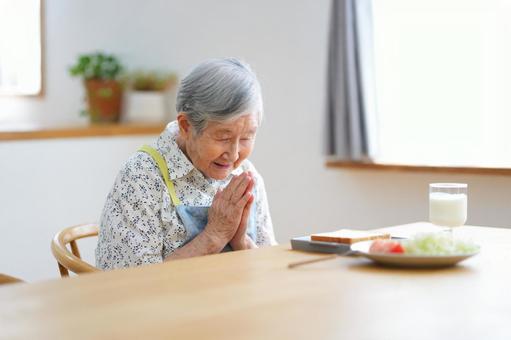手を合わせお辞儀をする高齢女性 女性,いただきます,ポーズの写真素材