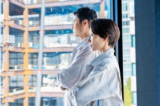 作業着を着た男女 作業着を着た男女の写真