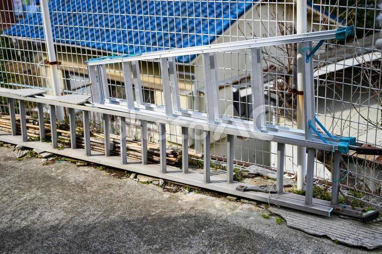 立てかけられた２つの脚立 脚立,はしご,作業の写真素材