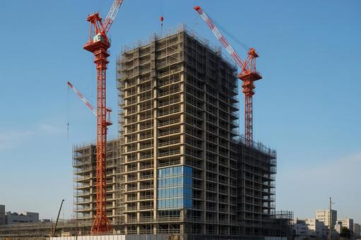 高層マンションの建設現場 高層マンションの建設現場の写真