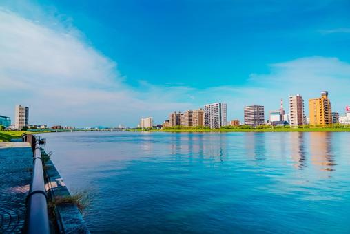 【新潟】川沿いから眺める信濃川 新潟,大河,信濃川の写真素材