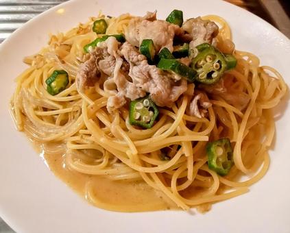 オクラと豚肉のクリーミーペペロンチーノ オクラと豚肉のクリーミーペペロンチーノ パスタ,スパゲティ,ペペロンチーノの写真素材